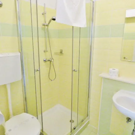 아파트 Kleines In Der Ersten Etage By Interhome 라벡